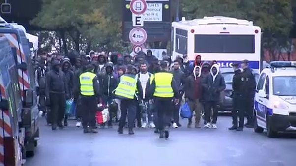 В Париже демонтируют незаконные лагеря беженцев В Париже демонтируют незаконные лагеря беженцев