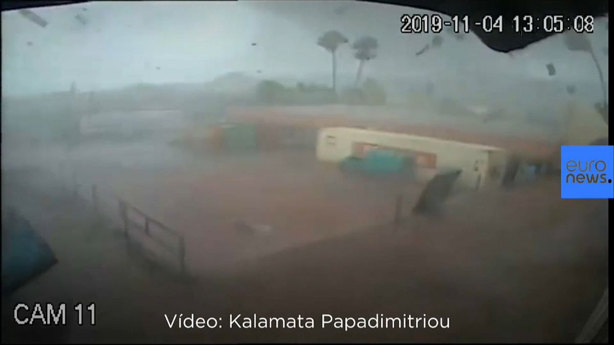 [Vídeo] Un violento tornado captado por las cámaras de seguridad de una fábrica en Grecia