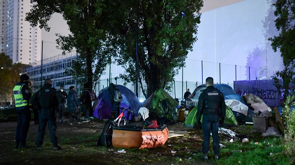 إجلاء 1600 مهاجر في عمليات جديدة لتفكيك مخيمات في باريس