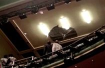 Előadás közben szakadt le egy londoni színház mennyezete