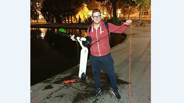 Roller mentése a városligeti tóból Roller mentése a városligeti tóból