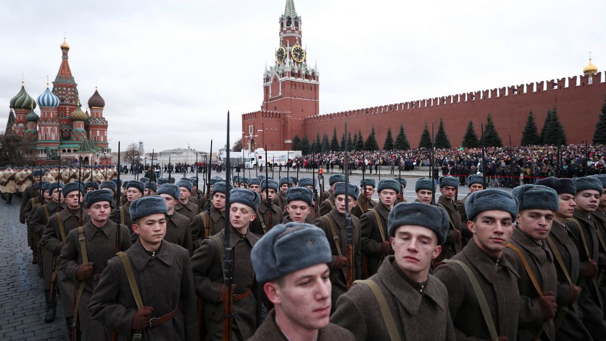 رژه سربازان روس در احترام به یاد قربانیان جنگ دوم جهانی برگزار شد