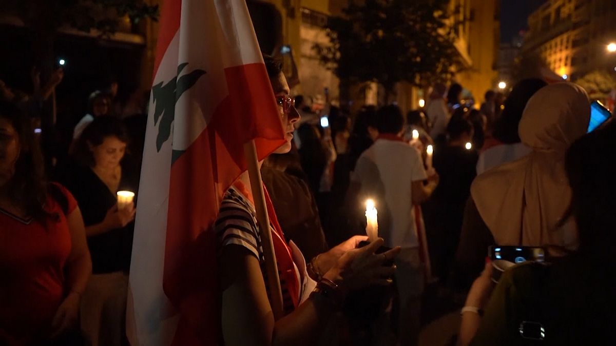 تظاهرات زنان لبنانی با روشن کردن شمع و قاشق‌زنی