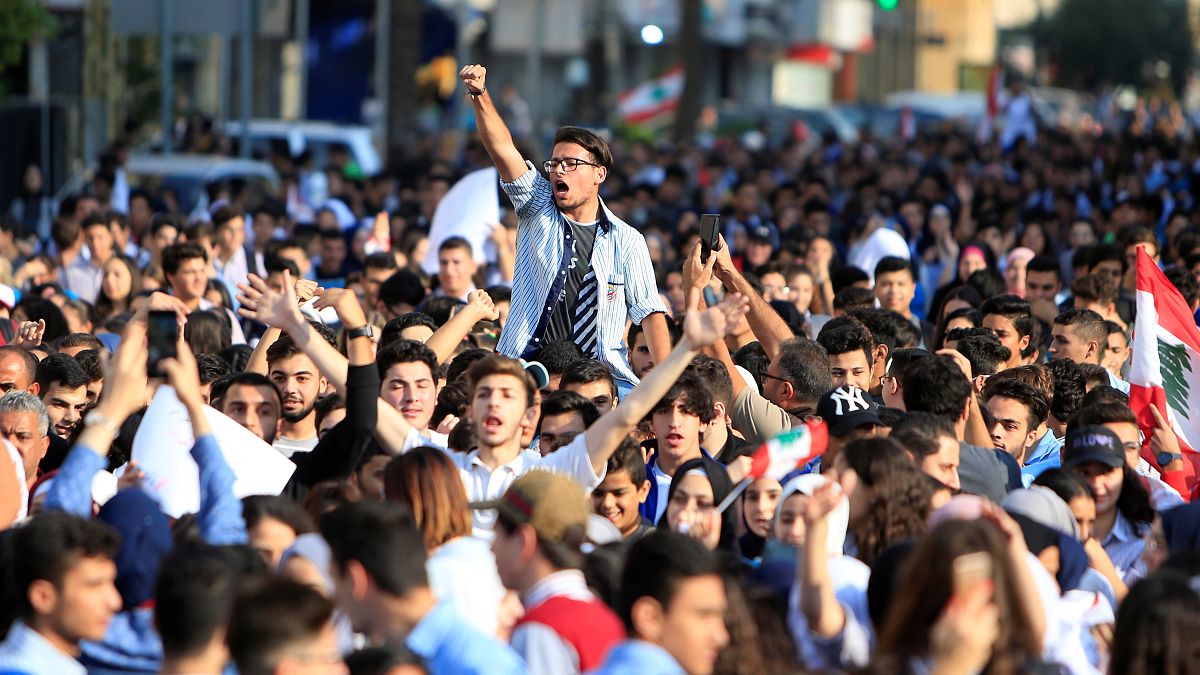طلاب لبنان يواصلون احتجاجاتهم في مناطق عدة في إطار الحراك الشعبي