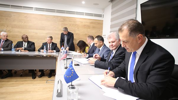 Υπογραφές Άδειας Εκμετάλλευσης κοιτάσματος «Αφροδίτη» και αναθεωρημένου Συμβολαίου Ερευνητικού Τεμαχίου 12 Υπογραφές Άδειας Εκμετάλλευσης κοιτάσματος «Αφροδίτη» και αναθεωρημένου Συμβολαίου Ερευνητικού Τεμαχίου 12