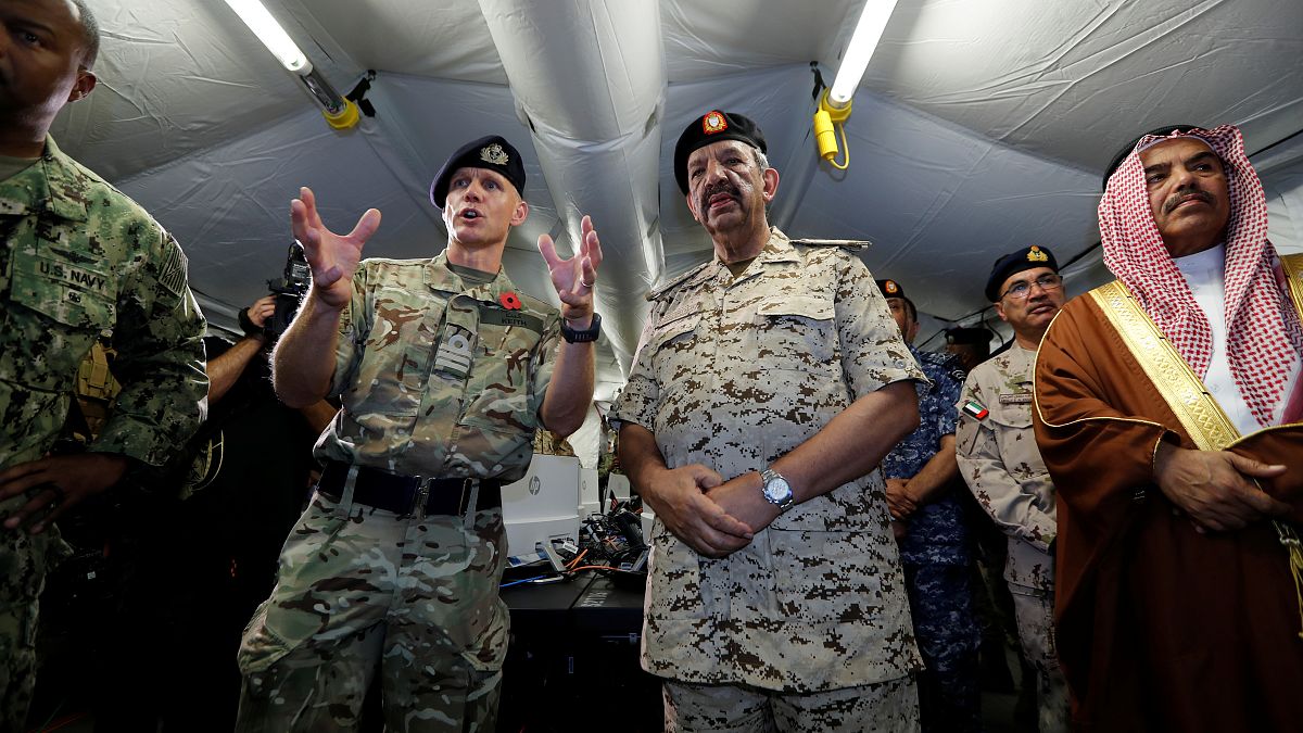 رئيس العمليات في البحرية الملكية البريطانية بنيامين كيث والقائد الأعلى لقوات الدفاع البحرينية خليفة بن أحمد آل خليفة في القاعدة البحرية الأمريكية في المنامة، 7 نوفمبر 2019