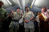 رئيس العمليات في البحرية الملكية البريطانية بنيامين كيث والقائد الأعلى لقوات الدفاع البحرينية خليفة بن أحمد آل خليفة في القاعدة البحرية الأمريكية في المنامة، 7 نوفمبر 2019