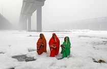 Yeni Delhi'de hava kirliliği alarm veriyor, Yamuna nehri köpükle kaplandı