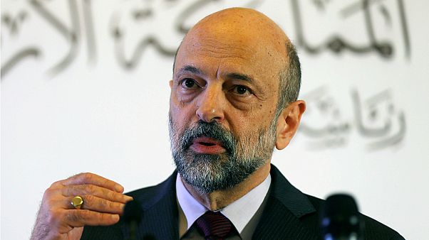 رئيس الوزراء الأردني عمر الرزاز يتحدث إلى وسائل الإعلام خلال مؤتمر صحفي في عمان، الأردن في 9 أبريل 2019 رئيس الوزراء الأردني عمر الرزاز يتحدث إلى وسائل الإعلام خلال مؤتمر صحفي في عمان، الأردن في 9 أبريل 2019