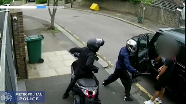 Zwei Vermummte greifen die Arsenal-Stars Özil und Kolasinac in London an Zwei Vermummte greifen die Arsenal-Stars Özil und Kolasinac in London an