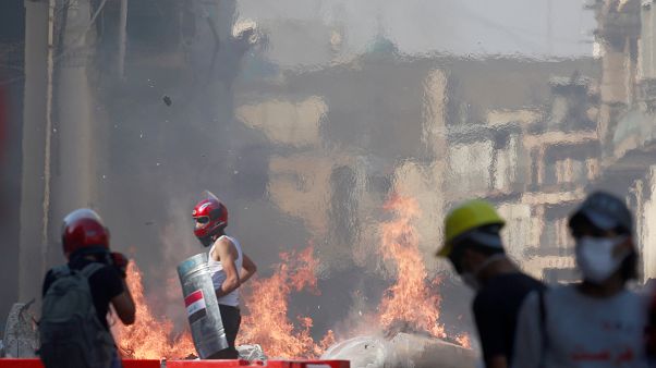 Irak'ta göstericiler ile polis arasında çatışma Irak'ta göstericiler ile polis arasında çatışma
