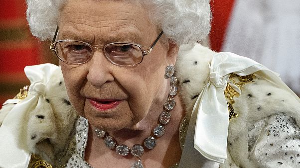 İngiltere Kraliçesi II. Elizabeth yeni dikilecek kıyafetlerinde suni kürk kullanma kararı aldı İngiltere Kraliçesi II. Elizabeth yeni dikilecek kıyafetlerinde suni kürk kullanma kararı aldı
