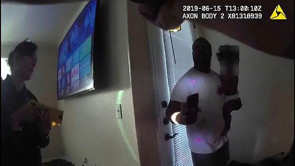 شاهد: الشرطة الأميركية تصعق رجلاً أثناء حمله طفله الرضيع شاهد: الشرطة الأميركية تصعق رجلاً أثناء حمله طفله الرضيع