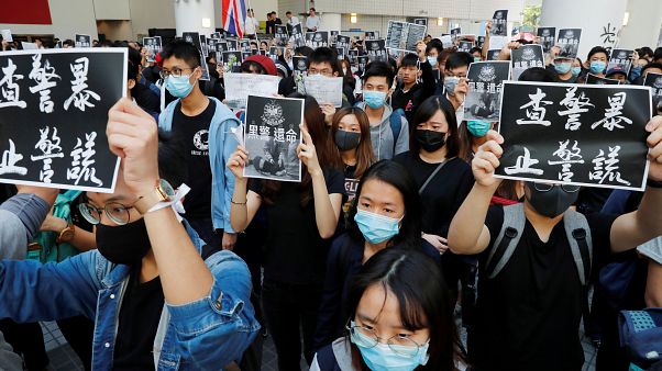 Hong Kong’da gösteriler sırasında ağır yaralanan üniversite öğrencisi hayatını kaybetti Hong Kong’da gösteriler sırasında ağır yaralanan üniversite öğrencisi hayatını kaybetti