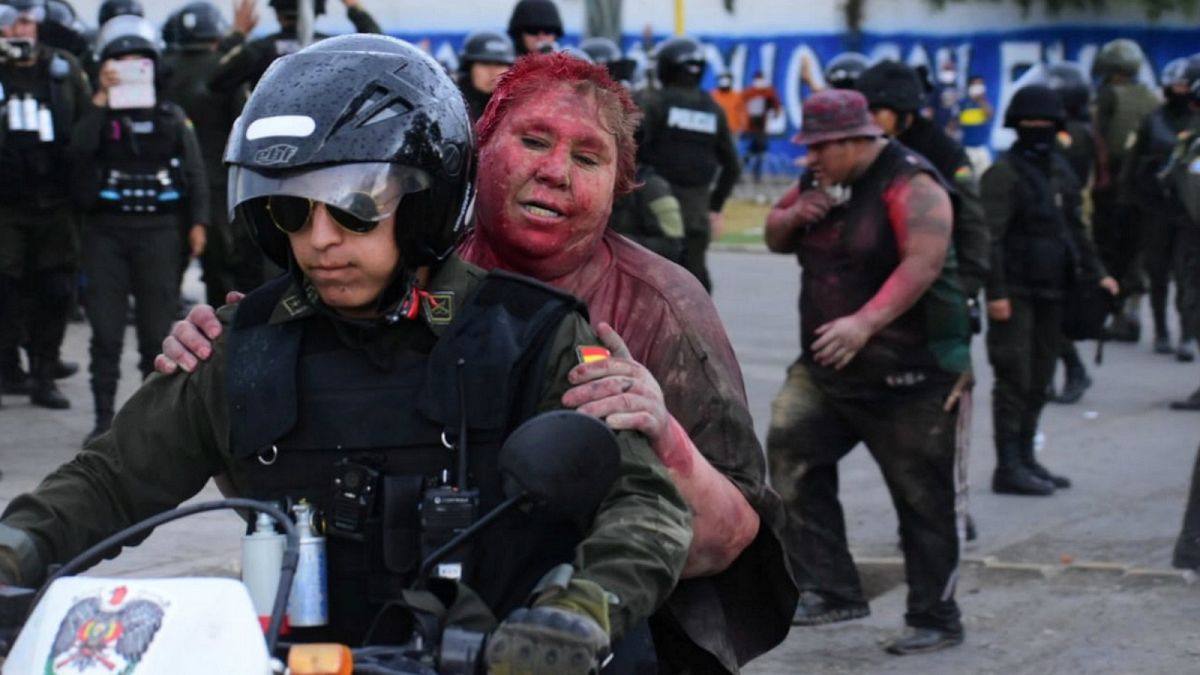 شرطي يساعد باتريشيا آرس، رئيسة بلدية مدينة فينتو- أرشيف رويترز 