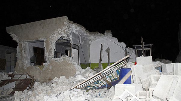 Ισχυρός σεισμός στο Ιράν: Τουλάχιστον 6 νεκροί και 340 τραυματίες Ισχυρός σεισμός στο Ιράν: Τουλάχιστον 6 νεκροί και 340 τραυματίες