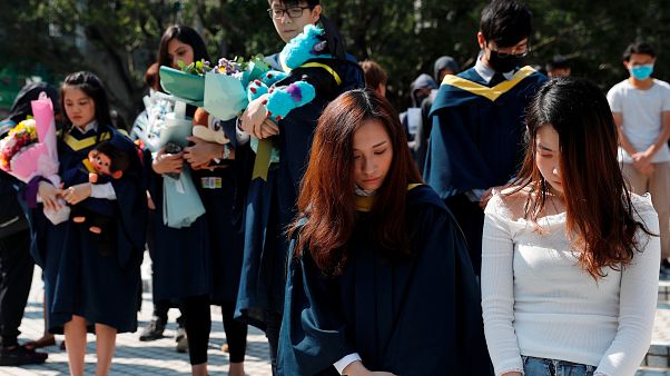 طلاب جامعيون في وقفة صمت تكريماً للطالب الراحل طلاب جامعيون في وقفة صمت تكريماً للطالب الراحل