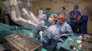 Fransa: Ameliyatta gazlı bezi unutup hastanın ayaklarının kesilmesine yol açan doktora 6 ay hapis