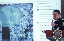 وزير الدفاع المكسيكي لويس ساندوفال يعرض لقطات فيديو في مؤتمر صحفي للعملية الفاشلة لاعتقال ابن شابو- أرشيف رويترز