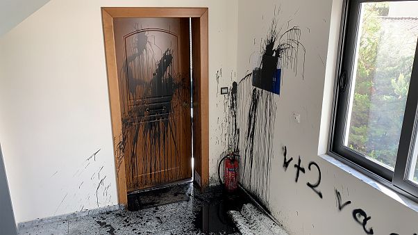 Επίθεση με μπογιές στο πολιτικό γραφείο της Κεραμέως Επίθεση με μπογιές στο πολιτικό γραφείο της Κεραμέως