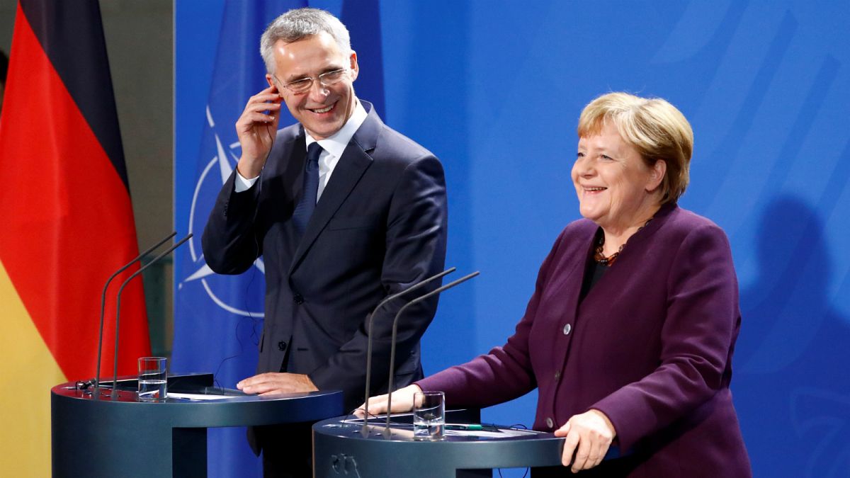 المستشارة الألمانية أنجيلا ميركل والأمين العام لحلف شمال الأطلسي ينس ستولتنبرغ في مؤتمر صحفي ببرلين