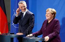 المستشارة الألمانية أنجيلا ميركل والأمين العام لحلف شمال الأطلسي ينس ستولتنبرغ في مؤتمر صحفي ببرلين