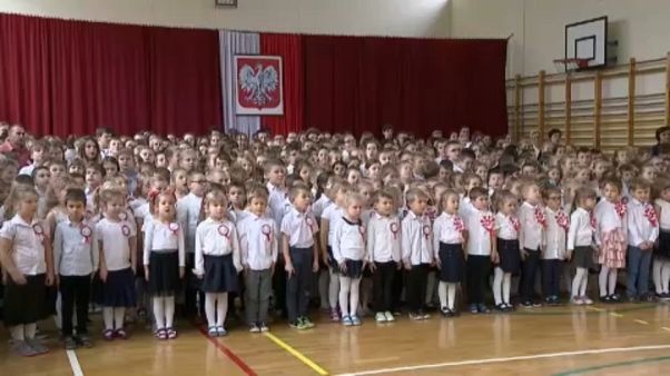 Sok ezer iskolában zengett a lengyel himnusz Sok ezer iskolában zengett a lengyel himnusz