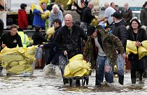 Homokzsákokkal védekezik a lakosság Bentleyben, Doncastertől északra