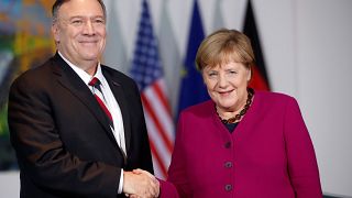 Az amerikai külügyminiszter vendéglátójával, a német kancellárral