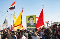 عراقيون يحملون صورة لآية الله السيستاني