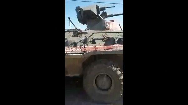شاهد: عربة عسكرية تركية تدهس متظاهرا سوريا وتقتله شاهد: عربة عسكرية تركية تدهس متظاهرا سوريا وتقتله