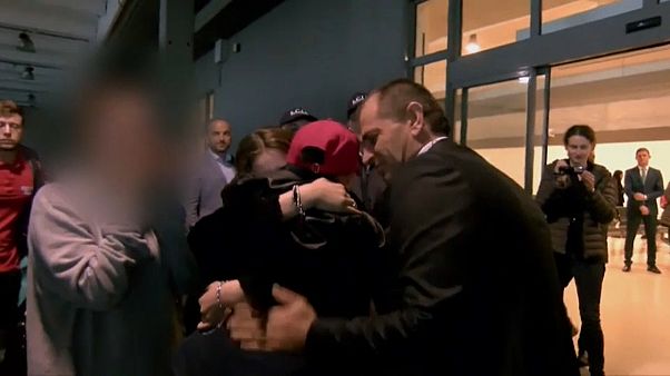 شاهد: أخذته أمه إلى داعش بسوريا وقتلت.. طفل ألباني يعود لحضن والده في إيطاليا شاهد: أخذته أمه إلى داعش بسوريا وقتلت.. طفل ألباني يعود لحضن والده في إيطاليا