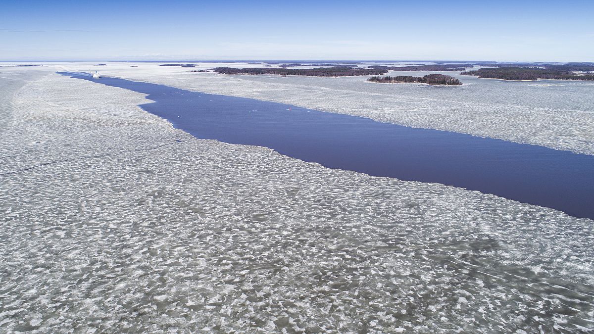 "بيض جليدي" ينتشر على شاطئ جزيرة فنلندية.. كيف تشكّل؟