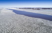 "بيض جليدي" ينتشر على شاطئ جزيرة فنلندية.. كيف تشكّل؟