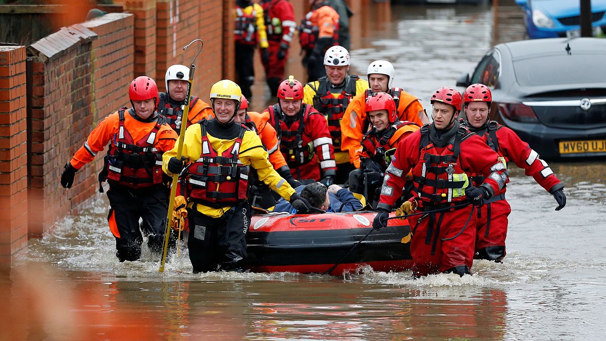 Hochwasser in weiten Teilen Englands - Leiche aus Fluss geborgen