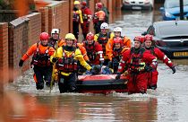 Hochwasser in weiten Teilen Englands - Leiche aus Fluss geborgen