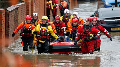 Hochwasser in weiten Teilen Englands - Leiche aus Fluss geborgen