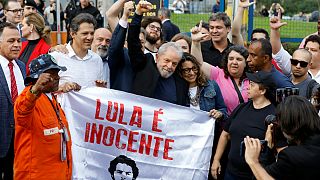 Ex-presidente do Brasil celebra libertação ao lado de Fernando Haddad