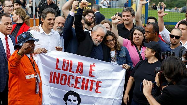 Ex-presidente do Brasil celebra libertação ao lado de Fernando Haddad Ex-presidente do Brasil celebra libertação ao lado de Fernando Haddad