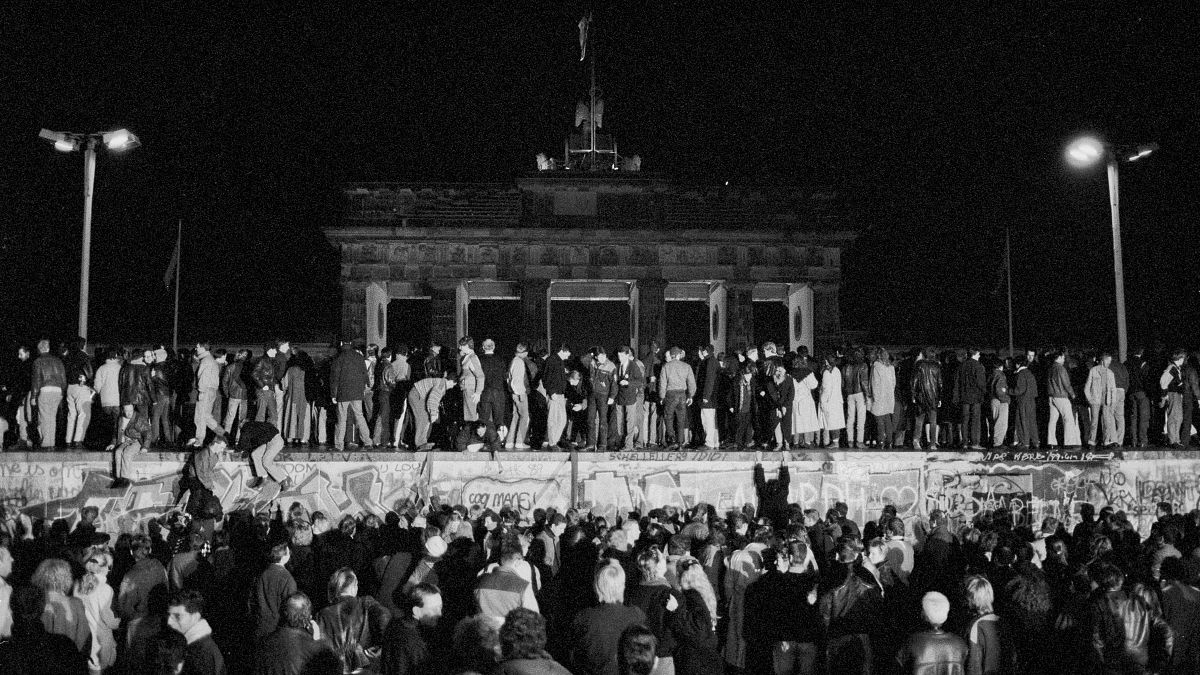 Kelet- és nyugat berliniek ünnepelnek a leomlott berlini falnál 1989. november 9-én