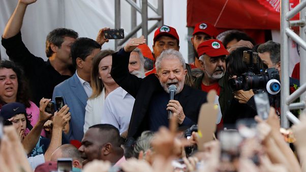 Brasile: Lula è libero, una folta folla ad accoglierlo fuori dal carcere Brasile: Lula è libero, una folta folla ad accoglierlo fuori dal carcere