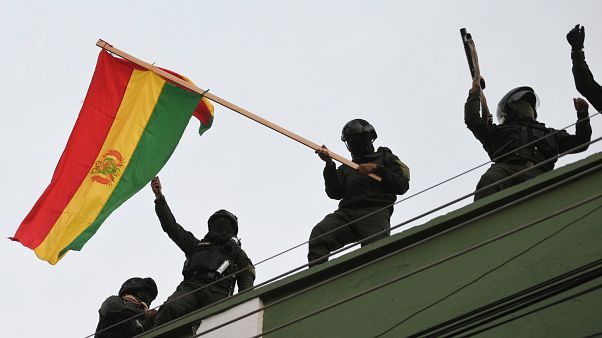 В Боливии полицейские присоединились к протестующим В Боливии полицейские присоединились к протестующим