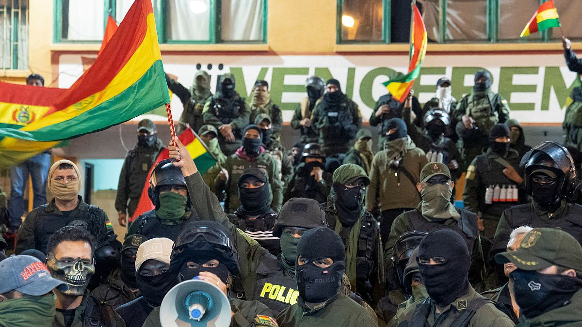 Bolivyalı polisler yönetime karşı bayrak açtı