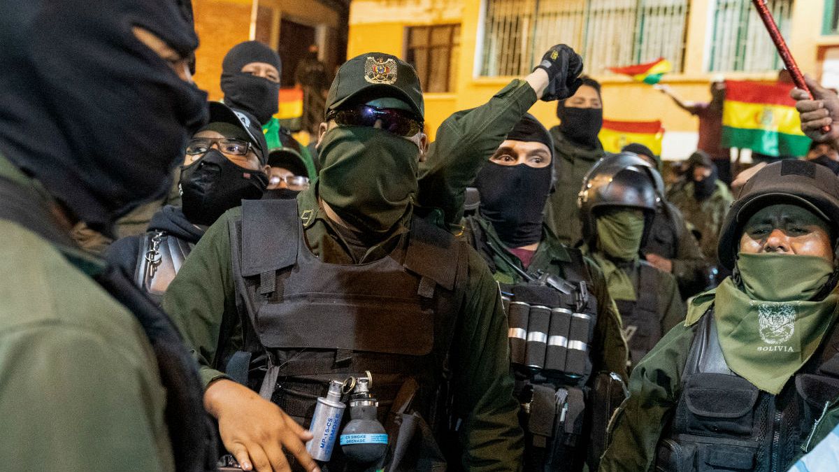 شماری از نیروهای پلیس بولیوی به مخالفان دولت پیوستند؛ مورالس «کودتا» را محکوم کرد