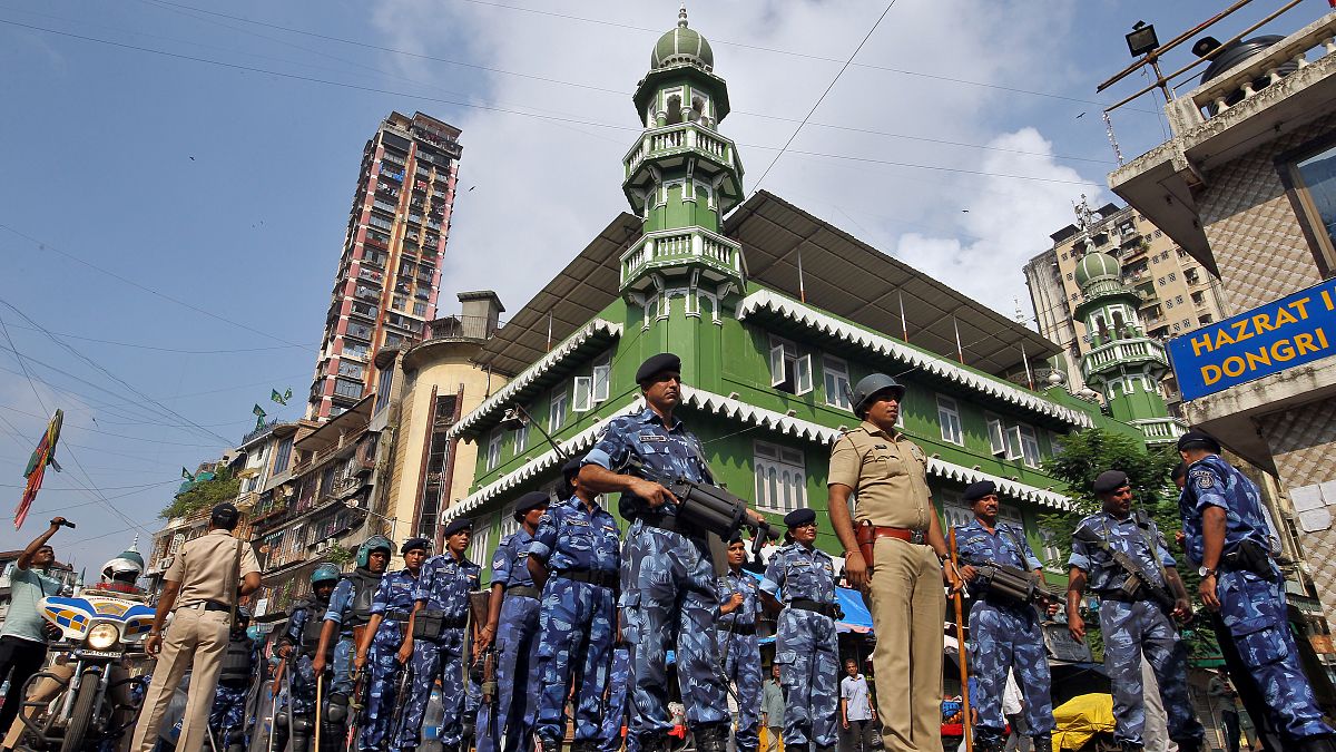 عناصر من الأمن الهندي أمام مسجد في مومباي قبل صدور قرار المحكمة العليا 