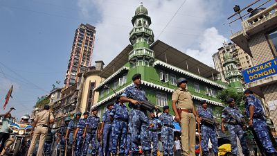 عناصر من الأمن الهندي أمام مسجد في مومباي قبل صدور قرار المحكمة العليا 