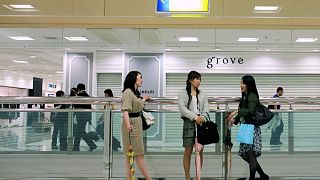نساء يابانيات يطلقن حملة للمطالبة بحق ارتداء النظارات أثناء دوام العمل