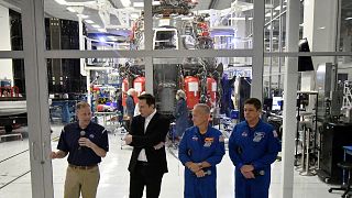 Elon Musk, NASA yetkilileri ve astronotlarla birlikte Hawthorne'da SpaceX şirketinin merkezi gezdi