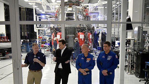 Elon Musk, NASA yetkilileri ve astronotlarla birlikte Hawthorne'da SpaceX şirketinin merkezi gezdi Elon Musk, NASA yetkilileri ve astronotlarla birlikte Hawthorne'da SpaceX şirketinin merkezi gezdi