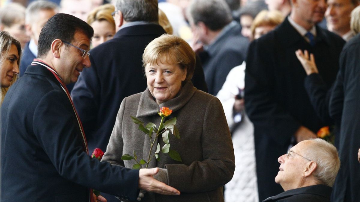 Törene katılan Almanya Başbakanı Angela Merkel, İBB Başkanı Ekrem İmamoğlu bir süre sohbet ett